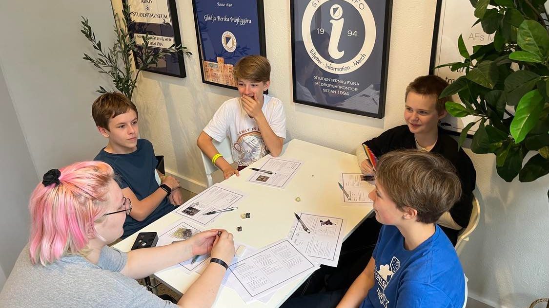 Robin spelleder ett gäng glada ungdomar på Lunds Spelfestival 2022.